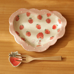 粉狀草莓粉紅色圓點褶邊心形盤。 第5張的照片