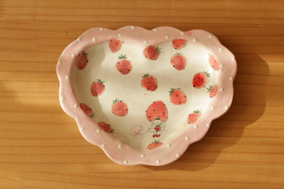 粉狀草莓粉紅色圓點褶邊心形盤。 第1張的照片