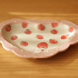 粉狀草莓粉紅色圓點褶邊心形盤。 第6張的照片