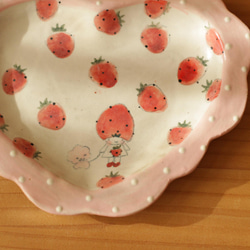粉狀草莓粉紅色圓點褶邊心形盤。 第2張的照片