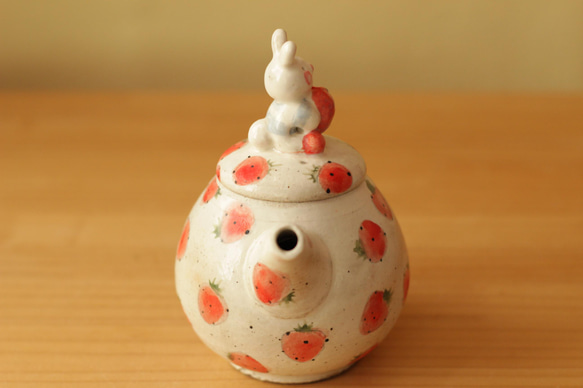 粉狀兔柄草莓茶壺。 第6張的照片