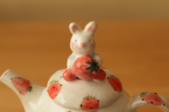 粉狀兔柄草莓茶壺。 第7張的照片