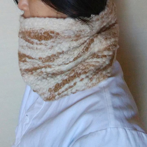 手紡ぎ糸の手織りスヌード　ナチュラルカラー　アルパカ&メリノウール 1枚目の画像