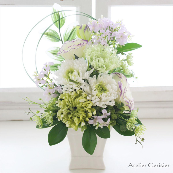 輪菊の仏花（エテルネル 白緑） Mサイズ お供え花 プリザーブドフラワー 白花器 #2 1枚目の画像