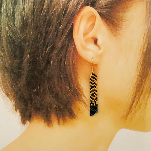 デリカビーズピアス/イヤリング vertical(トラ柄) ピアス（フック 