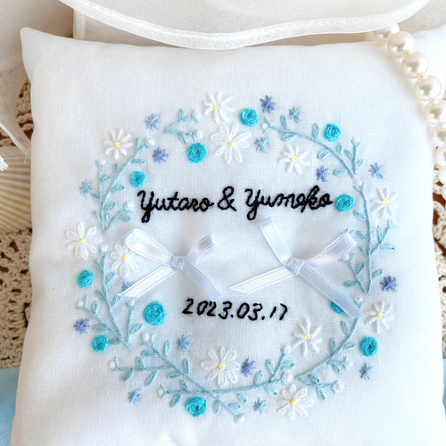 名前・日付無料】雪や冬を感じる花の刺繍のリングピロー (Crystal of  