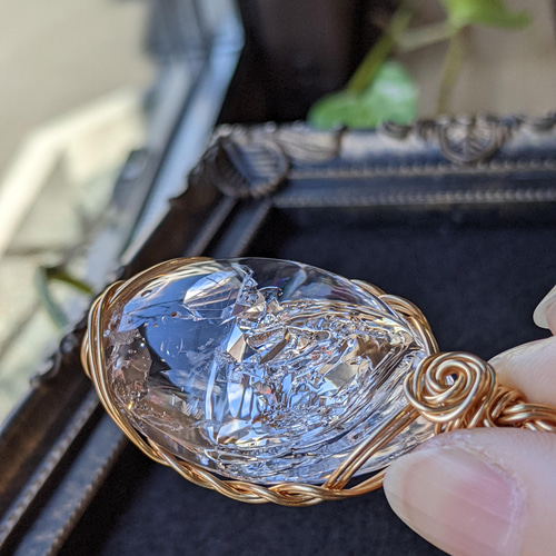 ☆水晶・複数空洞水晶(虹入り)☆ワイヤーマクラメ編みネックレス