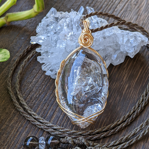 マクラメ編みネックレス 水晶（大粒、一点物） 長さ調整可。光に当たると虹色に輝く ☆水晶・複数空洞水晶(虹入り)☆ワイヤーマクラメ編みネックレス