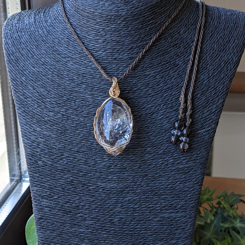 ☆水晶・複数空洞水晶(虹入り)☆ワイヤーマクラメ編みネックレス