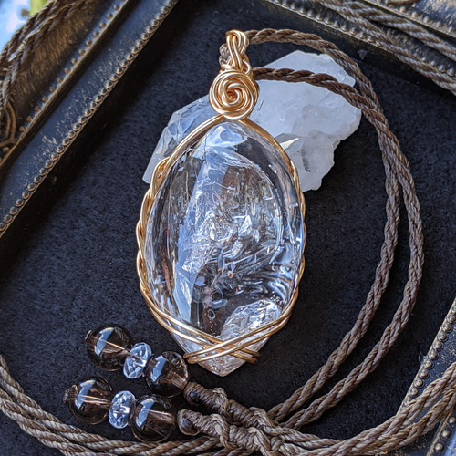 ☆水晶・複数空洞水晶(虹入り)☆ワイヤーマクラメ編みネックレス