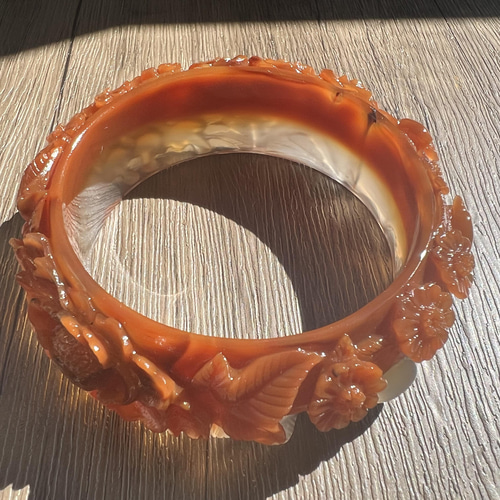 天然石 立体彫刻 高品質 瑪瑙 メノウ アゲート 花 牡丹 バングル