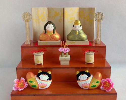 お雛様】 金のおひなさま 親王飾りセット と おとぎ犬・雛道具（雛壇