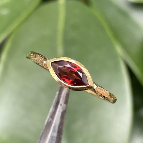 グロッシュラーガーネットのマーキスカボションカットk10小ワッカ