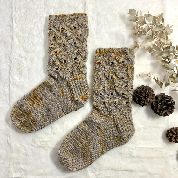 もちふわで暖かい　手染め毛糸の手編み靴下　締め付けない　透かし編み　ルームソックス 2枚目の画像