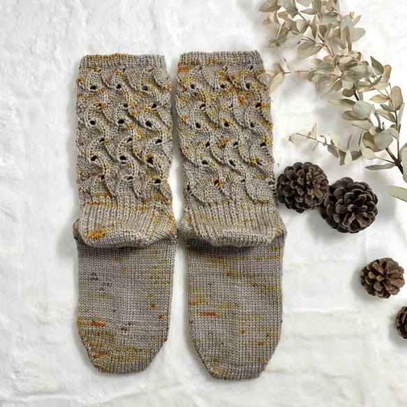 もちふわで暖かい　手染め毛糸の手編み靴下　締め付けない　透かし編み　ルームソックス 3枚目の画像