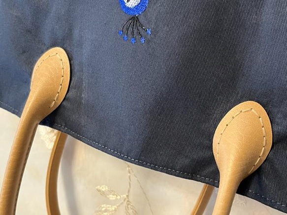 孔雀刺繍のトートバッグ 5枚目の画像