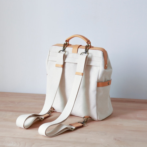 帆布×革の組み合わせ」口枠リュック フラットタイプのがま口手作りの