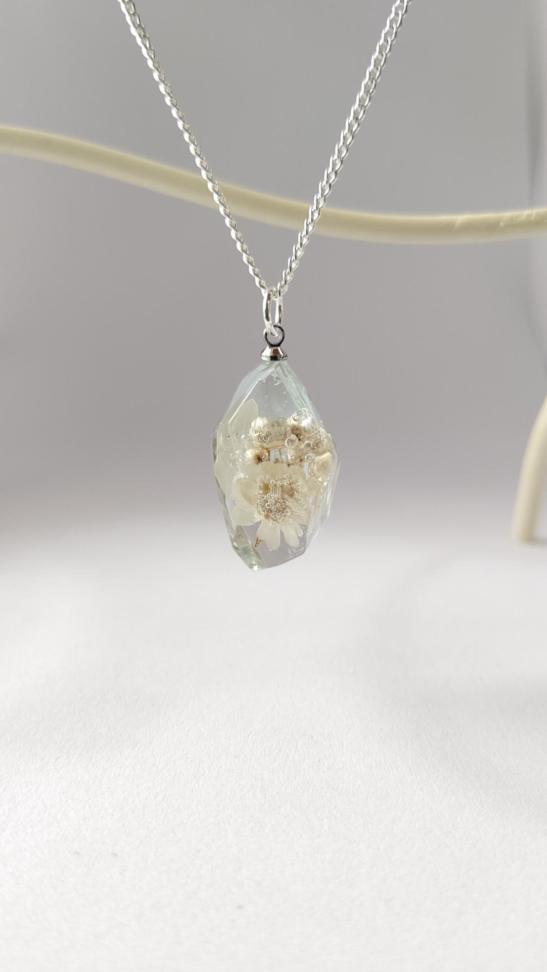 〜ニッキー様〜　新作　レジンネックレス　【月花】 月花】 ハンドメイド・手芸 〜ニッキー様〜天然石 レジン