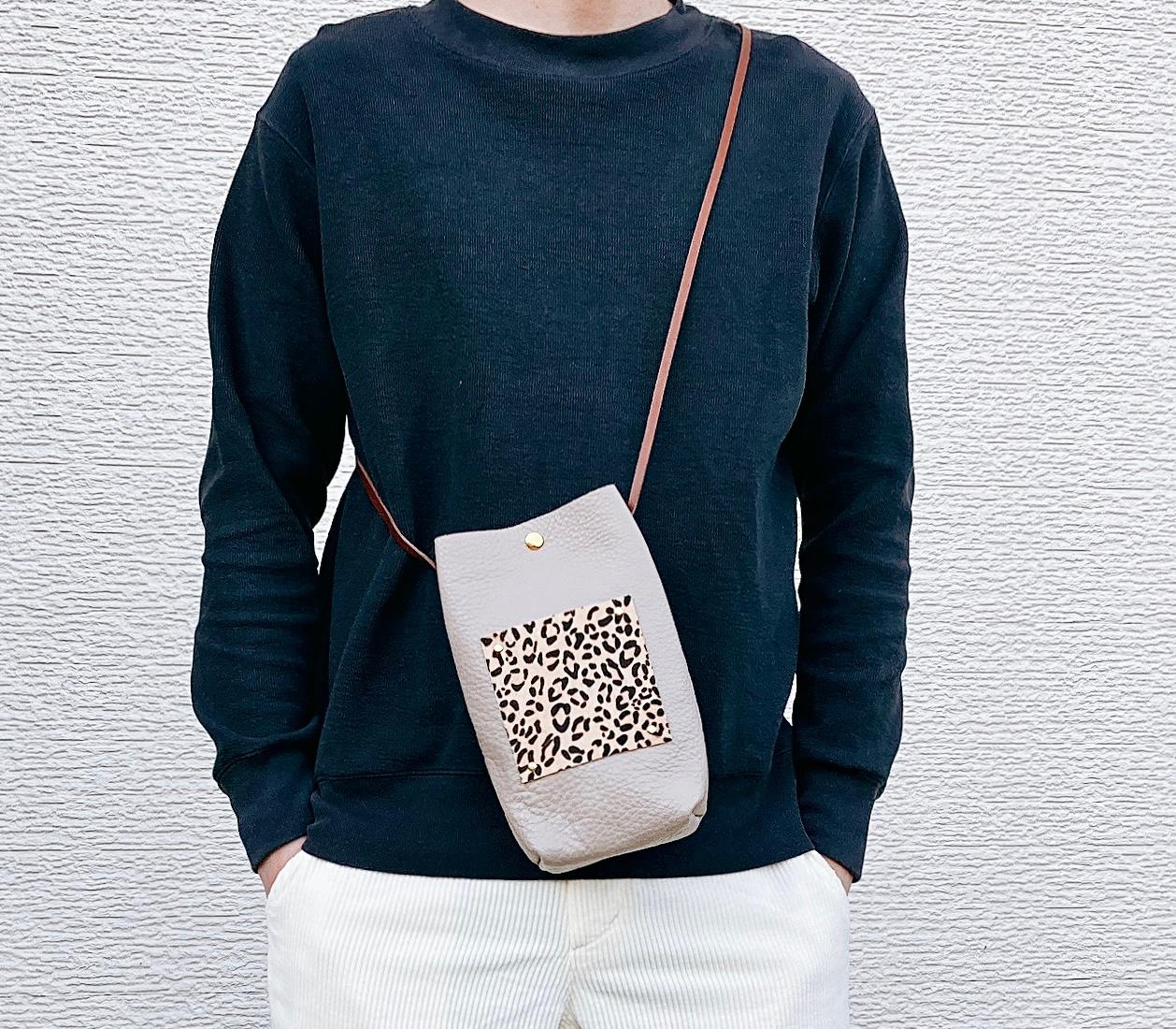 ソフトレザーのボブソンミニポシェット（革/スマホ/ショルダーバッグ/メンズ/レディース/コンパクト）ライトグレー