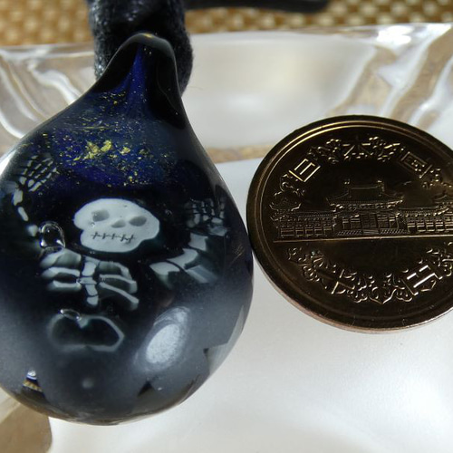 バンザイガイコツNO.1（ガラス、トンボ玉、一点物、ペンダント