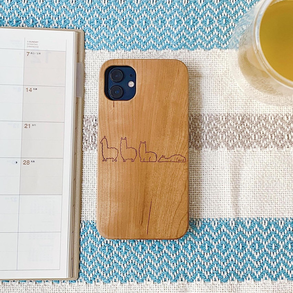 「羊駝的一天」木質 iPhone 手機殼（適用於 iPhone 16 系列） 第1張的照片