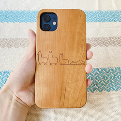 「アルパカの1日」木製iPhoneケース　iphone14シリーズ対応 2枚目の画像