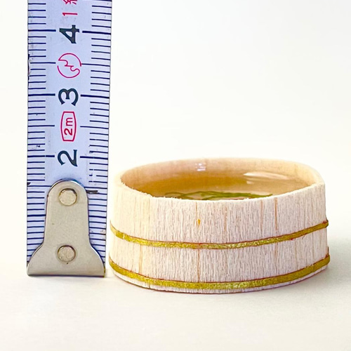 木桶で泳ぐ金魚（琉金 紅白1匹、出目金 1匹、和金4匹