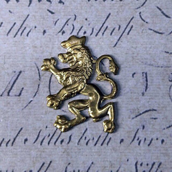 BEHOLD− 獅子 紋章 2個 真鍮製 ライオン アメリカ製 パーツ チャーム スタンピング ヴィンテージ風 1枚目の画像