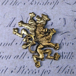 BEHOLD− 獅子 紋章 2個 真鍮製 ライオン アメリカ製 パーツ チャーム スタンピング ヴィンテージ風 3枚目の画像