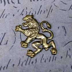 BEHOLD− 獅子 紋章 2個 真鍮製 ライオン アメリカ製 パーツ チャーム スタンピング ヴィンテージ風 2枚目の画像