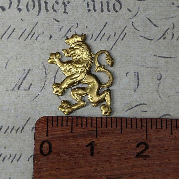 BEHOLD− 獅子 紋章 2個 真鍮製 ライオン アメリカ製 パーツ チャーム スタンピング ヴィンテージ風 4枚目の画像