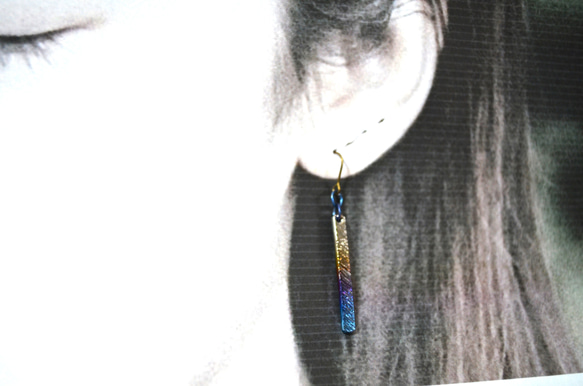 Titanium　pierced earrings・チタンだけで出来たピアス30mm=グラデ= 2枚目の画像