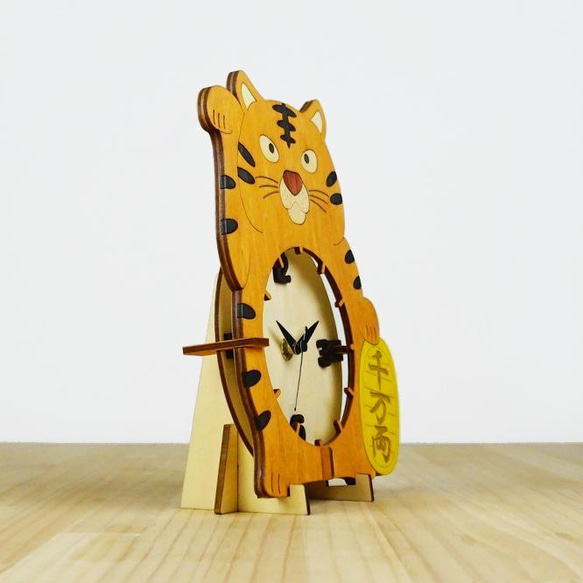 “請來的老虎”木製掛鐘 第2張的照片