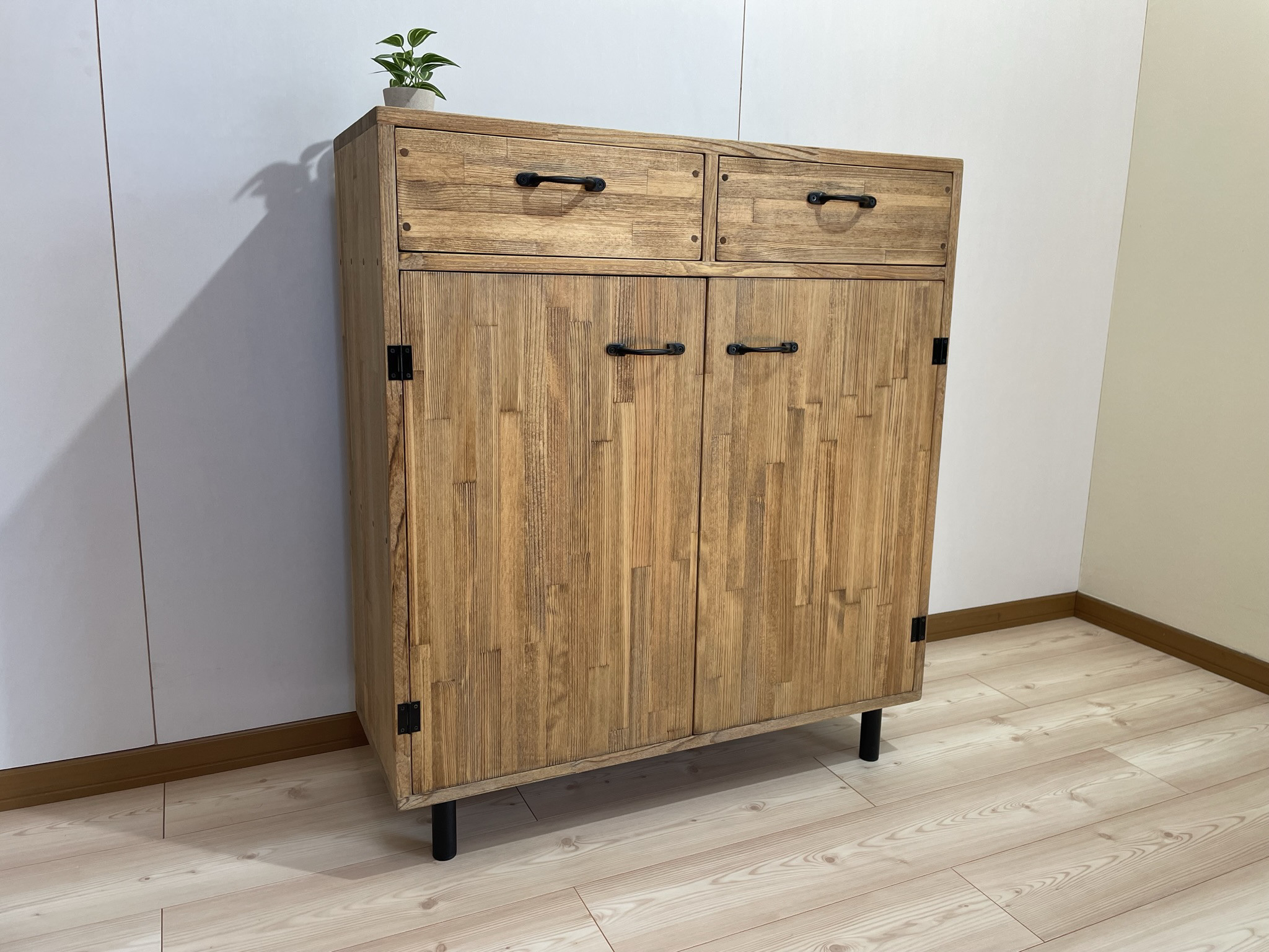 サイズ、デザインオーダー可！バッタン３枚扉キャビネット●シャビーホワイト受注製作 サイズ、デザインオーダー可！バッタン３枚扉キャビネット●シャビーホワイト受注製作