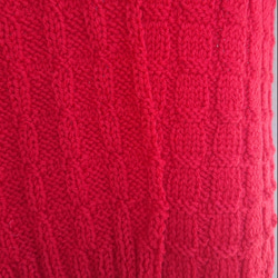 表編みと裏編みのシンプル模様がかわいいマフラー♪(ブライトレッド) 通勤やお出かけ、デートに【現品限り】 6枚目の画像