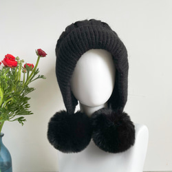 【新色ブラック】編み物 防寒 秋冬 耳当て付きニット帽子 ポンポン付き 3枚目の画像