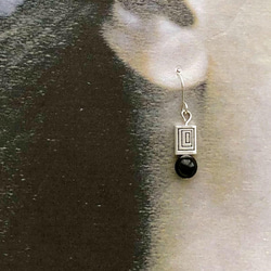 渦巻きレクタングル＊アンティークシルバーと天然石モリオンの耳飾り 1枚目の画像