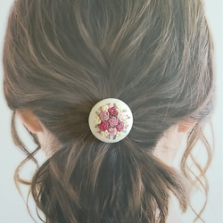 【受注製作】手刺繍ブローチ・ヘアゴム 春《ピンク花束》×生成り くるみボタン 7枚目の画像