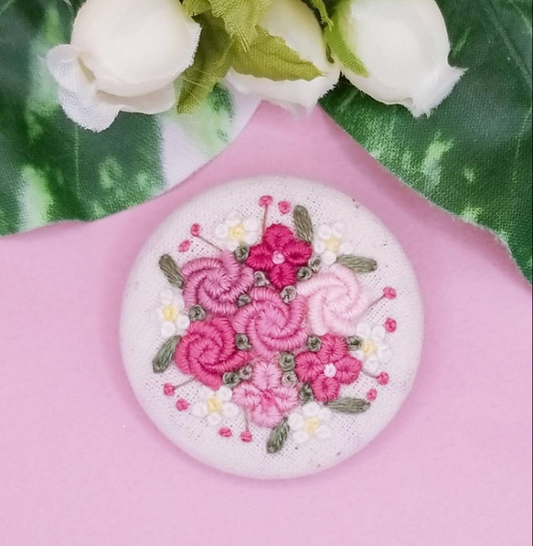 【受注製作】手刺繍ブローチ・ヘアゴム 春《ピンク花束》×生成り くるみボタン 2枚目の画像
