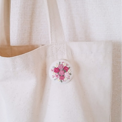 【受注製作】手刺繍ブローチ・ヘアゴム 春《ピンク花束》×生成り くるみボタン 10枚目の画像