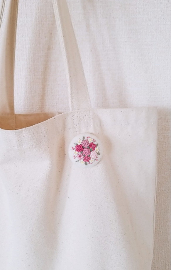 【受注製作】手刺繍ブローチ・ヘアゴム 春《ピンク花束》×生成り くるみボタン 10枚目の画像