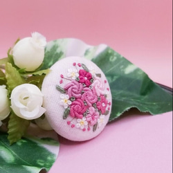 【受注製作】手刺繍ブローチ・ヘアゴム 春《ピンク花束》×生成り くるみボタン 5枚目の画像