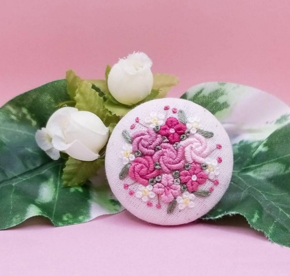 【受注製作】手刺繍ブローチ・ヘアゴム 春《ピンク花束》×生成り くるみボタン 1枚目の画像
