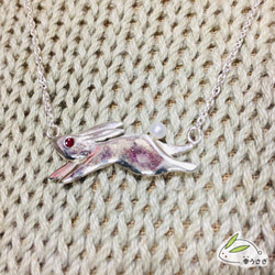 駆けるウサギのネックレス（sv925.レジン.淡水パール） 5枚目の画像