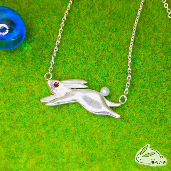 駆けるウサギのネックレス（sv925.レジン.淡水パール） 3枚目の画像