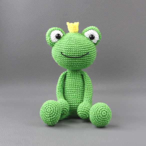 ゆるっとなあみぐるみ：王冠かぶったお座りなカエルちゃん