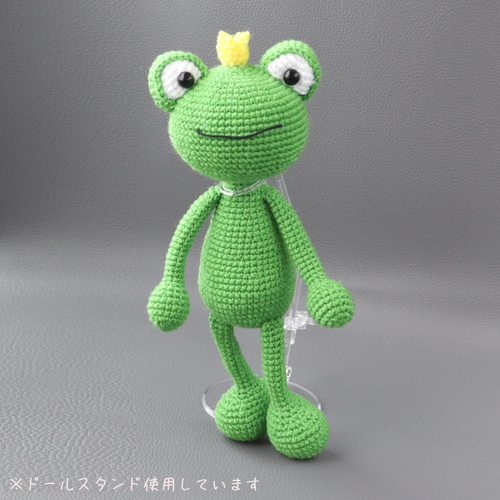 ゆるっとなあみぐるみ：王冠かぶったお座りなカエルちゃん あみぐるみ