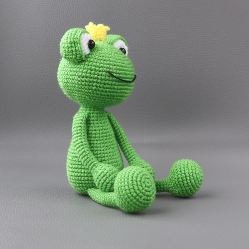 ゆるっとなあみぐるみ：王冠かぶったお座りなカエルちゃん あみぐるみ