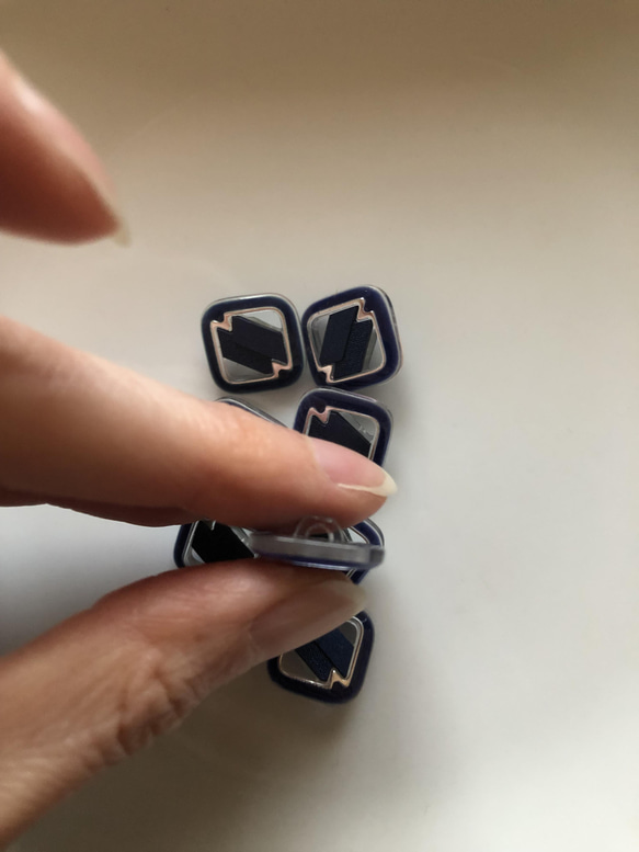 アンティーク ボタン 8個セット ビンテージ 昭和 レトロ 個性的 ハンドメイド素材 ネイビー　紺色　ポップ アクセ 3枚目の画像
