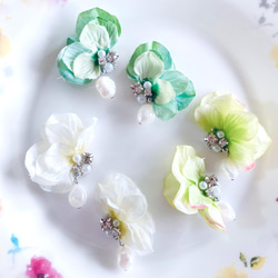 白の花びら揺れるパール耳飾り 2枚目の画像